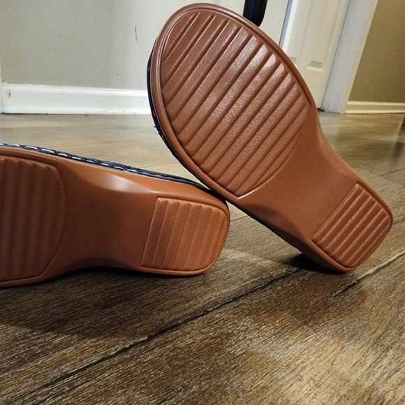 Size 7 Sandals - Never Worn - Picture 6 of 6